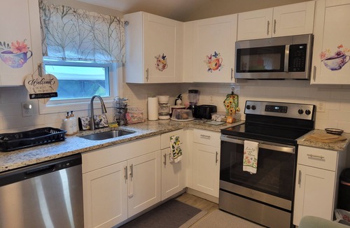 Brimfield House | Little House Inn-Family/Pet friendly Private Home-Brimfield-2 bedroom, sleeps 8