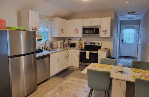 Brimfield House | Little House Inn-Family/Pet friendly Private Home-Brimfield-2 bedroom, sleeps 8