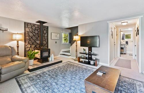 Becket House | Little Longbow Lakefront Chalet