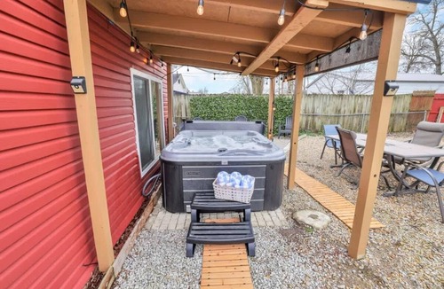 Buckeye Lake Cabin | Little Red Cabin at Buckeye Lake|Hot Tub|Fireplace