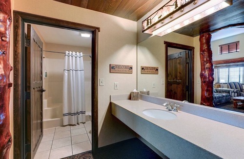 Columbia Hotel | Living Room w/Fireplace! Suite Mini Premier, Stoney Creek Columbia