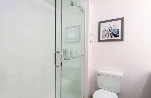 Freeport Hotel | LL Bean 2 Queen Room with Pool & Gym