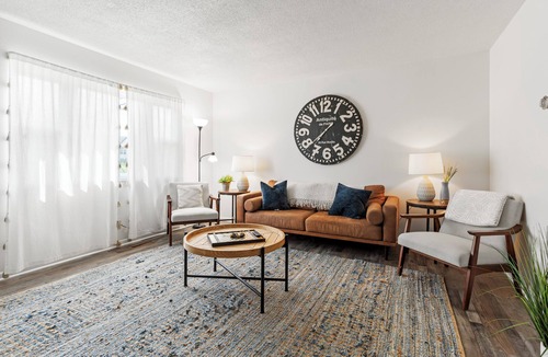 Newark Apartment | Local Discounts!- The Lexington Suite
