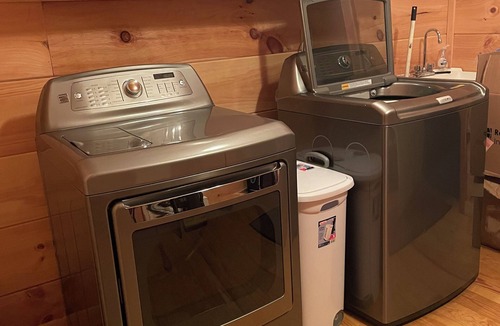 Saulsville Cabin | Located 3.6 miles from Pineville.near HM pinnacle trail. Mins from state park!