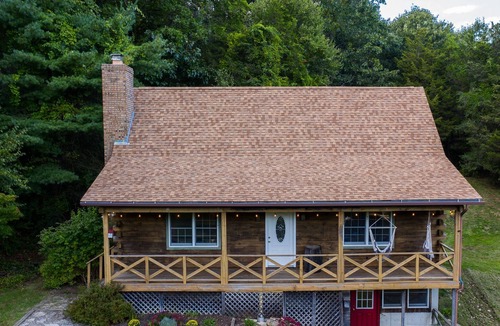 Preston Cabin | Log cabin, 5 min to casino with pond, Private!