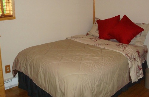 Eagle River Ski Chalet | Log Cabin Chalet/Spectacular Mtn. Scenery 3Bdrm/2 ba $239 Summer/$195.00 Winter