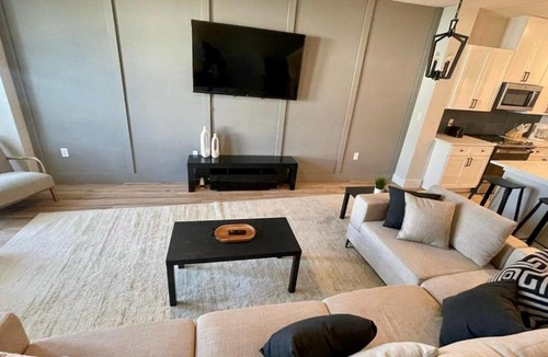 Princeton Apartment | Loop, New Luxurious Large 3BR House, Sleeps 11 with Free Parking