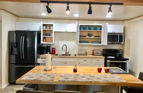 Farmingdale House | Lovely 1- bedroom rental unit with free parking