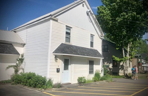 Farmingdale House | Lovely 1- bedroom rental unit with free parking