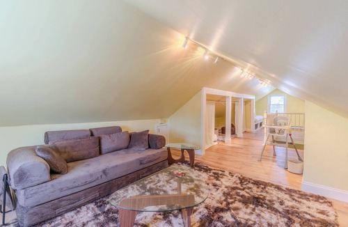 Somerville House | Lovely 10-bedroom, 14 bed house in tranquil Somerville perfect for groups