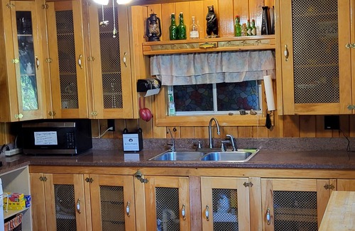 Lincoln Cottage | Lovely Lakefront private 2-bedroom cottage with WiFi in Lincoln