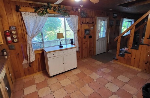 Lincoln Cottage | Lovely Lakefront private 2-bedroom cottage with WiFi in Lincoln