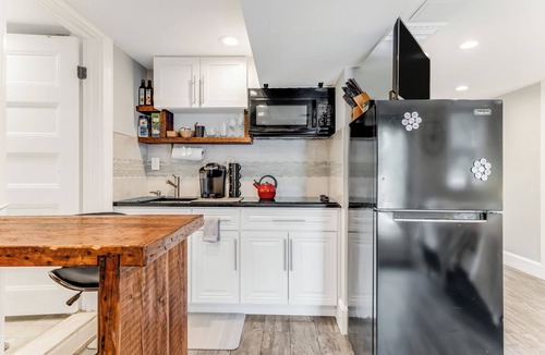 Wellesley House | Lovely Studio Walk to Wellesley and Babson College