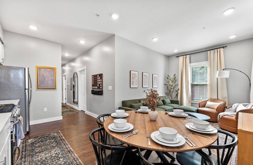 East Somerville House | LUX 8BR Somerville Group Retreat, Sleeps 24, Free Parking, Walk to Green Line