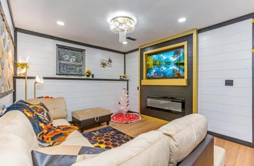 South Bloomingville House | Lux Cabin with Sauna, Hot Tub & Rooftop Firepit
