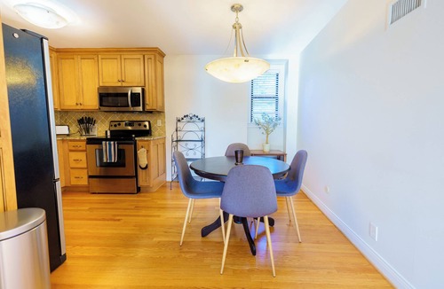 Central Hyde Park Condo | Lux Condo w POOL & Parking