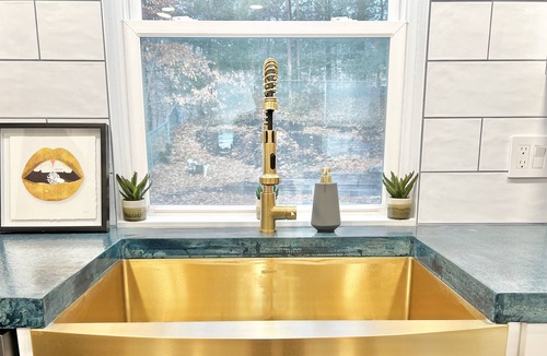 Marlborough House | LUX Lake-house + Pool near BOSTON 4bed2bath Complimentary Parking+Wifi+Lakeview