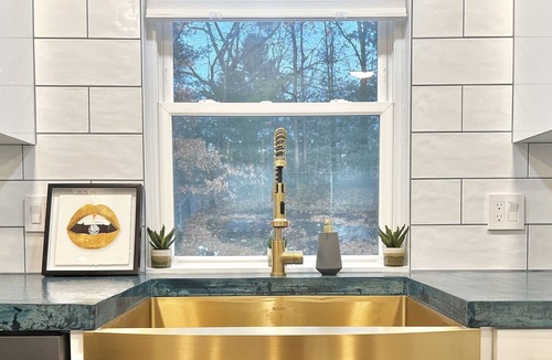 Marlborough House | LUX Lake-house + Pool near BOSTON 4bed2bath Complimentary Parking+Wifi+Lakeview