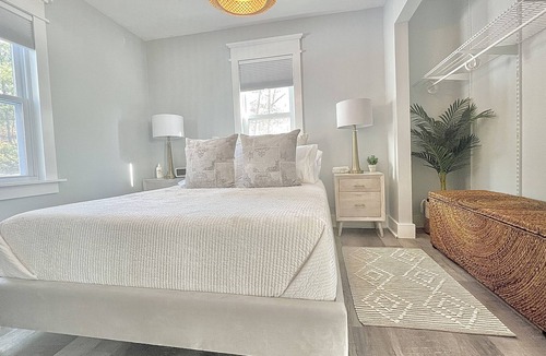Marlborough House | LUX Lake-house + Pool near BOSTON 4bed2bath Complimentary Parking+Wifi+Lakeview