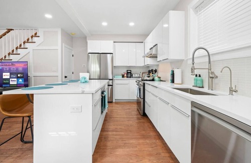 Allston Apartment | Luxe 3BR | Free Parking | Harvard/BU | ROKU TV