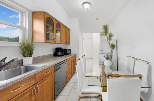 Southeast Yonkers Apartment | Luxe 3BR Oasis Minutes to Manhattan