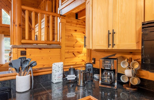 Mace House | Luxe 4BR Cabin | Hot Tub- Cozy Retreat by Snowshoe