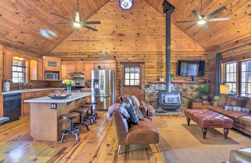 Pearcy House | Luxe Cabin w/Hot Tub on 5 Acres in Pearcy!