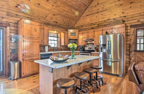 Pearcy Cabin | Luxe Cabin w/Hot Tub on 5 Acres in Pearcy!