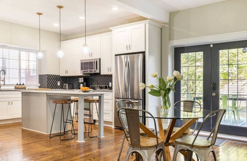 South Hyde Park Apartment | Luxe Comfort: 4BR 3BA Gem near Plaza & Art Museum