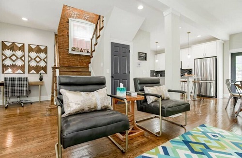 South Hyde Park Apartment | Luxe Comfort: 4BR 3BA Gem near Plaza & Art Museum