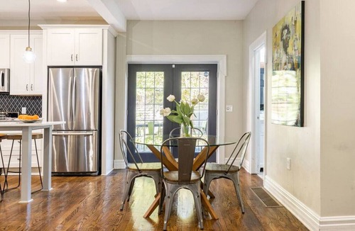 South Hyde Park Apartment | Luxe Comfort: 4BR 3BA Gem near Plaza & Art Museum