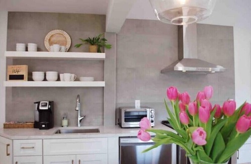 Devon House | Luxe, designer renovation; walk to Tyde wedding venue, shops & beach!