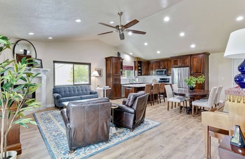 Orem House | Luxe Hot Tub Haven | Free Massage | EV Charger | Hot Tub