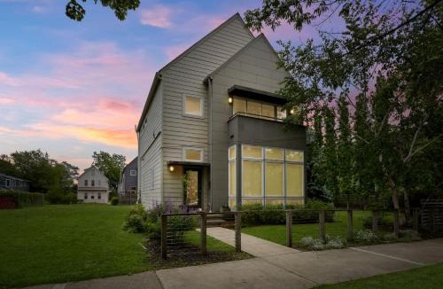 Tremont House | Luxuary Tremont Home - Movie Room, Pet & Baby Friendly
