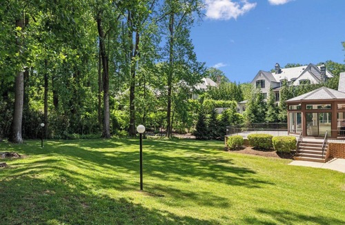 McLean House | Luxurious 10-Bed Retreat in the Heart of McLean