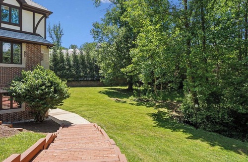 McLean House | Luxurious 10-Bed Retreat in the Heart of McLean