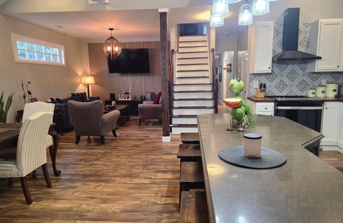 South Louisville House | Luxurious 4 bedroom home, 2 minute walk to the iconic. Churchill Downs!