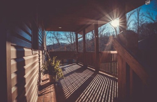 Alum Creek Cabin | Luxurious cabin, 6 mi HM trails, 12 mi Charleston
