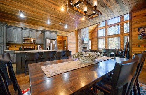 Hochatown Cabin | Luxurious cabin in central location for 14 guests