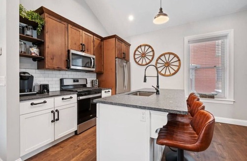 Manchester Apartment | Luxurious Design | Easy Access to Downtown Pittsburgh | Sleeps 4