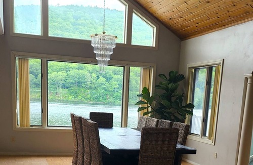 Enfield House | Luxurious Lakefront Living near Dartmouth/Hanover