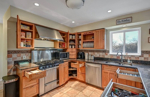 Walton Park House | Luxurious & Peaceful ~ Pool ~ Fire Pit ~ Backyard!