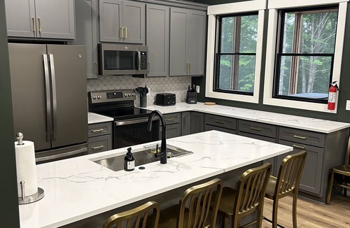 Carbon Hill Cabin | Luxurious Speakeasy Lodge, Hot Tub, Wifi & Hidden Speakeasy! Mins from the Caves