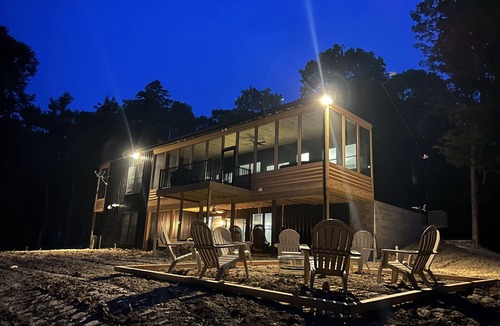 Carbon Hill Cabin | Luxurious Speakeasy Lodge, Hot Tub, Wifi & Hidden Speakeasy! Mins from the Caves