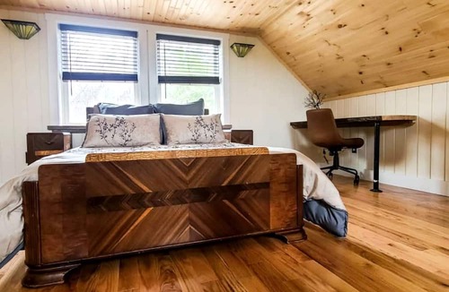 Springvale Cabin | Luxurious Tree House with Hot Tub and Firepit, Perched over Littlefield Pond, Perfect for a Relaxing Weekend Getaway near Portland, Maine