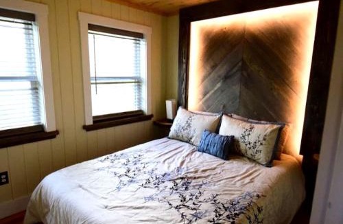 Springvale House | Luxurious Tree House with Hot Tub and Firepit, Perched over Littlefield Pond, Perfect for a Relaxing Weekend Getaway near Portland, Maine