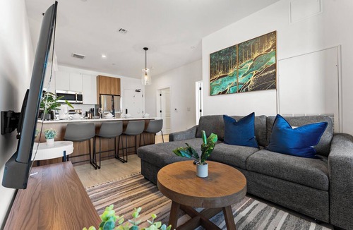 Everett Apartment | Luxury 1BR near Boston mfrk