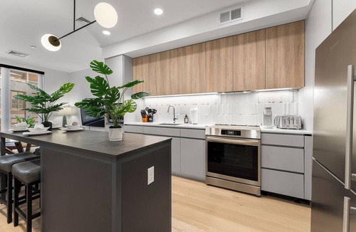 D Street - West Broadway Apartment | Luxury 1BR Next to Broadway Southie dpcu