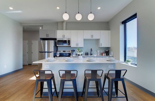 Cleveland Apartment | Luxury 2 Bed/2 Bath | CLE Clinic | Free Garage