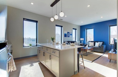 Cleveland Apartment | Luxury 2 Bed/2 Bath | CLE Clinic | Free Garage